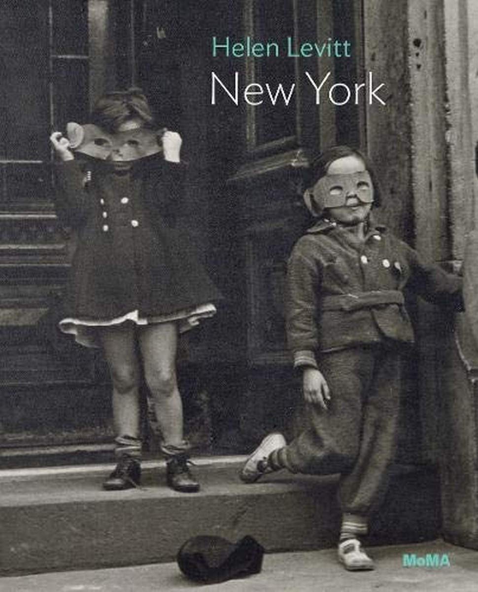 

Helen Levitt. New York. 1939
