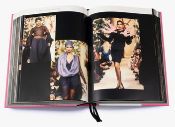 Бумажная книга «Yves Saint Laurent Catwalk. The Complete Haute Couture Collections 1962-2002», автор Сьюзи Менкес - фото №5 - миниатюра