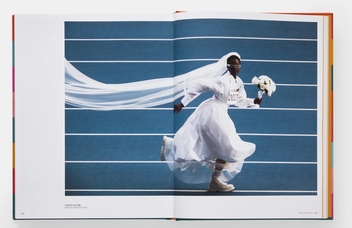 Бумажная книга «Mix & Match: Fashion Photography Meets Contemporary Art», авторов Биргит Фильцмайер, Никола Эрни - фото №10 - миниатюра