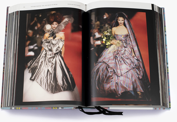 Бумажная книга «Vivienne Westwood Catwalk. The Complete Collections», автор Александр Фьюри - фото №5 - миниатюра