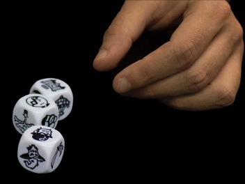  «Настольная игра PlayLab Rory's Story Cubes Кубики Историй Бэтмен (11160)», бренда Playlab - фото №4 - миниатюра