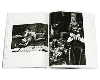Бумажная книга «Helmut Newton. Sumo (подарочный комплект в коробке с подставкой для книги)» - фото №8 - миниатюра