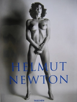 Бумажная книга «Helmut Newton. Sumo (подарочный комплект в коробке с подставкой для книги)» - фото №2 - миниатюра