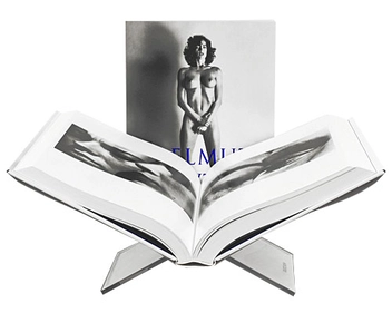 Бумажная книга «Helmut Newton. Sumo (подарочный комплект в коробке с подставкой для книги)» - фото №6 - миниатюра