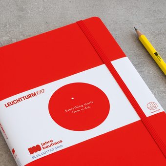  «Блокнот Leuchtturm1917 100 Years Bauhaus Точка Красный (359619)», бренда Leuchtturm1917 - фото №2 - миниатюра