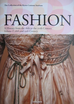 Бумажная книга «Fashion. A History from the 18th to the 20th Century (комплект из 2 книг)», авторов Акико Фукай, Тамами Суо, Мики Ивагами, Рейко Кога, Рэй Ний - фото №4 - миниатюра