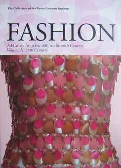 Бумажная книга «Fashion. A History from the 18th to the 20th Century (комплект из 2 книг)», авторов Акико Фукай, Тамами Суо, Мики Ивагами, Рейко Кога, Рэй Ний - фото №6 - миниатюра