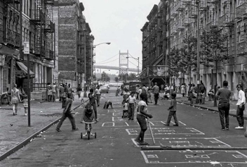 Бумажная книга «New York: Portrait of a City / Portrat einer Stadt / Portrait d'une ville», автор Реуэл Голден - фото №9 - миниатюра