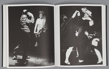 Паперова книга «Josef Koudelka. Theatre» - фото №2 - мініатюра