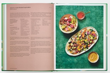 Бумажная книга «The Indonesian Vegetarian Table», автор Петти Пандеан-Эллиотт - фото №3 - миниатюра