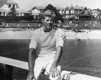 Паперова книга «JFK. Volume 1. 1917-1956», автор Фредрік Логеваль - фото №2 - мініатюра