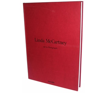 Паперова книга «Linda McCartney. Life in Photographs», авторів Енні Лейбовіц, Пол Маккартні, Мартін Харрісон, Лінда Маккартні, Мері Маккартні, Стелла Маккартні - фото №14 - мініатюра