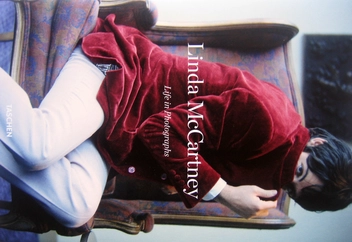 Паперова книга «Linda McCartney. Life in Photographs», авторів Енні Лейбовіц, Пол Маккартні, Мартін Харрісон, Лінда Маккартні, Мері Маккартні, Стелла Маккартні - фото №2 - мініатюра