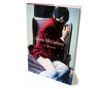 Паперова книга «Linda McCartney. Life in Photographs», авторів Енні Лейбовіц, Пол Маккартні, Мартін Харрісон, Лінда Маккартні, Мері Маккартні, Стелла Маккартні - фото №13 - мініатюра