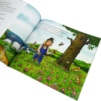 Бумажная книга «The Scarecrows' Wedding Foiled Edition», автор Джулия Дональдсон - фото №4 - миниатюра