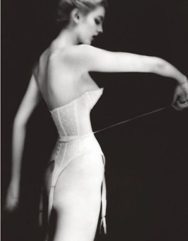Бумажная книга «Lillian Bassman: Lingerie», автор Лилиан Бассман - фото №3 - миниатюра
