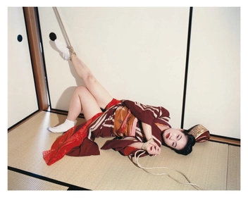 Бумажная книга «Nobuyoshi Araki. Bondage (3 volumes in box)», автор Нобуеси Араки - фото №6 - миниатюра
