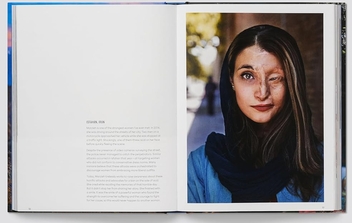 Бумажная книга «The Power of Women: An Atlas of Beauty Book», автор Михаела Норок - фото №3 - миниатюра