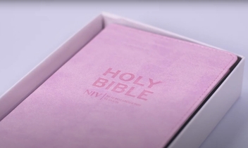 Бумажная книга «NIV Pocket Pastel Pink Soft-tone Bible», автор New International Version - фото №3 - миниатюра
