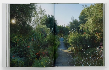 Бумажная книга «Glorious Gardens: Private Edens of the World's Leading Interior Designers», автор Дара Капонигро - фото №3 - миниатюра