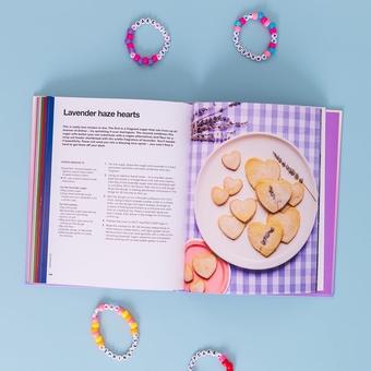 Бумажная книга «Bake it Off: Tasty Taylor Swift-Inspired Bakes», автор Элли Маккосланд - фото №3 - миниатюра