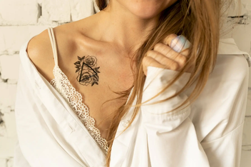 «Тимчасове тату Tattooshka Троянда в трикутнику (T-192)», бренда Tattooshka - фото №3 - миниатюра