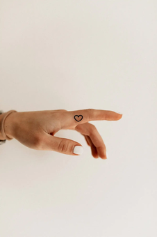  «Тимчасове тату Tattooshka Сердечки з діамантами (WM-075)», бренда Tattooshka - фото №4 - миниатюра