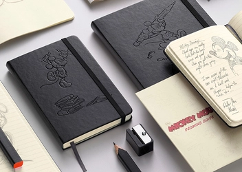  «Карманная записная книжка Moleskine Mickey Mouse Черная нелинованная (978-88-6613-789-4#LEDIQP012F)», бренда Moleskine - фото №10 - миниатюра