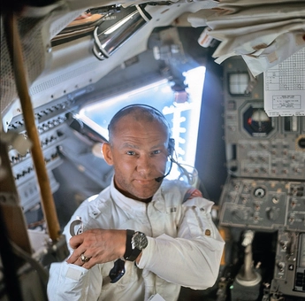 Паперова книга «MoonFire: The Epic Journey of Apollo 11», авторів Норман Мейлер, Колум МакКенн - фото №4 - мініатюра
