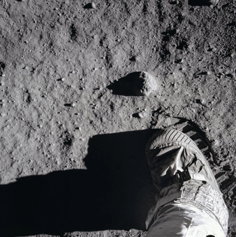 Паперова книга «MoonFire: The Epic Journey of Apollo 11», авторів Норман Мейлер, Колум МакКенн - фото №5 - мініатюра