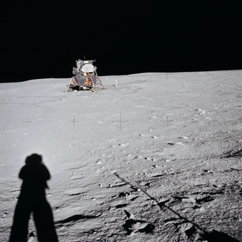 Паперова книга «MoonFire: The Epic Journey of Apollo 11», авторів Норман Мейлер, Колум МакКенн - фото №3 - мініатюра