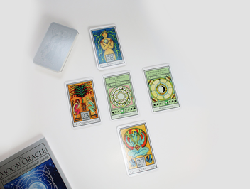 Паперова книга «The Moon Oracle. Let the phases of the Moon guide your life», авторів Керолайн Сміт, Джон Астроп - фото №5 - мініатюра