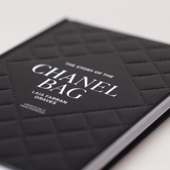 Бумажная книга «The Story of the Chanel Bag. Timeless. Elegant. Iconic.», автор Лайя Фарран Грейвс - фото №3 - миниатюра