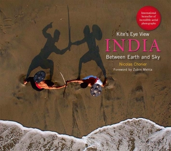Паперова книга «Kites Eye View: India Between Earth and Sky», автор Ніколас Чорьєр - фото №2 - мініатюра