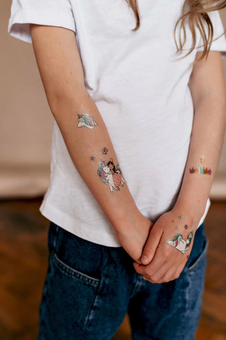  «Тимчасове тату Tattooshka Обійми з єдинорогом (EC-664)», бренда Tattooshka - фото №3 - миниатюра