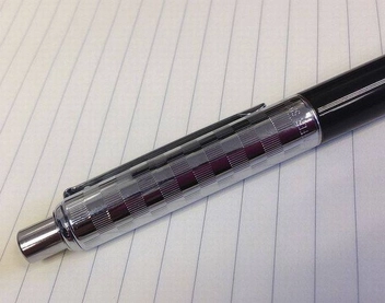  «Шариковая ручка Sheaffer Sentinel Signature Black/Checker Chrome (Sh907525-8Ч)», бренда Sheaffer - фото №2 - миниатюра
