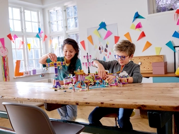  «Конструктор LEGO Friends Парк розваг на набережній (41375)», бренду LEGO - фото №4 - мініатюра
