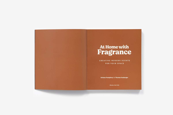 Бумажная книга «At Home with Fragrance: Creating Modern Scents for Your Space», авторов Кристен Памфри, Том Нойбергер - фото №4 - миниатюра