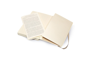  «Карманная записная книжка Moleskine Classic Soft нелинованная бежевая (QP613G4#9788867323586)», бренда Moleskine - фото №4 - миниатюра