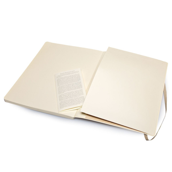 «Записная книжка Moleskine Classic Soft нелинованная 19х25 см бежевая (QP623G4#9788867323821)», бренда Moleskine - фото №3 - миниатюра