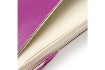  «Карманная записная книжка Moleskine Classic Soft в точку маджента (QP614H4#9788867323562)», бренда Moleskine - фото №4 - миниатюра