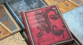  «Блокнот Paperblanks Эми Уайнхаус Слезы высыхают средний (PB2558-0)», бренда Paperblanks - фото №5 - миниатюра