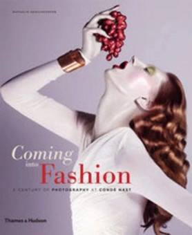 Бумажная книга «Coming into Fashion: A Century of Photography at Conde Nast», авторов Натали Хершдорфер, Сильви Лекалье - фото №1 - миниатюра