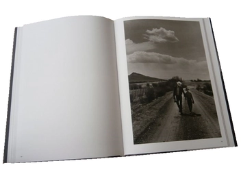 Паперова книга «Elliot Erwitt. Unseen» - фото №6 - мініатюра