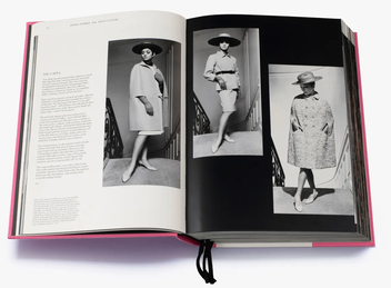 Бумажная книга «Yves Saint Laurent Catwalk. The Complete Haute Couture Collections 1962-2002», автор Сьюзи Менкес - фото №4 - миниатюра