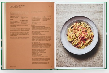 Бумажная книга «The Indonesian Vegetarian Table», автор Петти Пандеан-Эллиотт - фото №6 - миниатюра