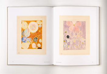 Бумажная книга «Hilma af Klint. The Blue Books. 1906-1915», авторов Даниэль Бирнбаум, Курт Альмквист - фото №2 - миниатюра