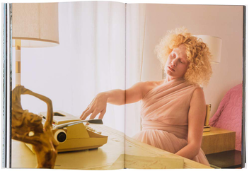 Бумажная книга «Eat the Sun. From Dusk to Dawn with Photographer Floria Sigismondi», автор Флория Сигизмонди - фото №9 - миниатюра