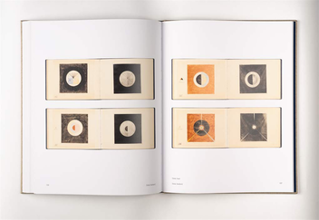 Бумажная книга «Hilma af Klint. The Blue Books. 1906-1915», авторов Даниэль Бирнбаум, Курт Альмквист - фото №3 - миниатюра