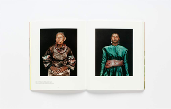 Паперова книга «Girl on Girl. Art and Photography in the Age of the Female Gaze», автор Шарлотт Янсен - фото №4 - мініатюра